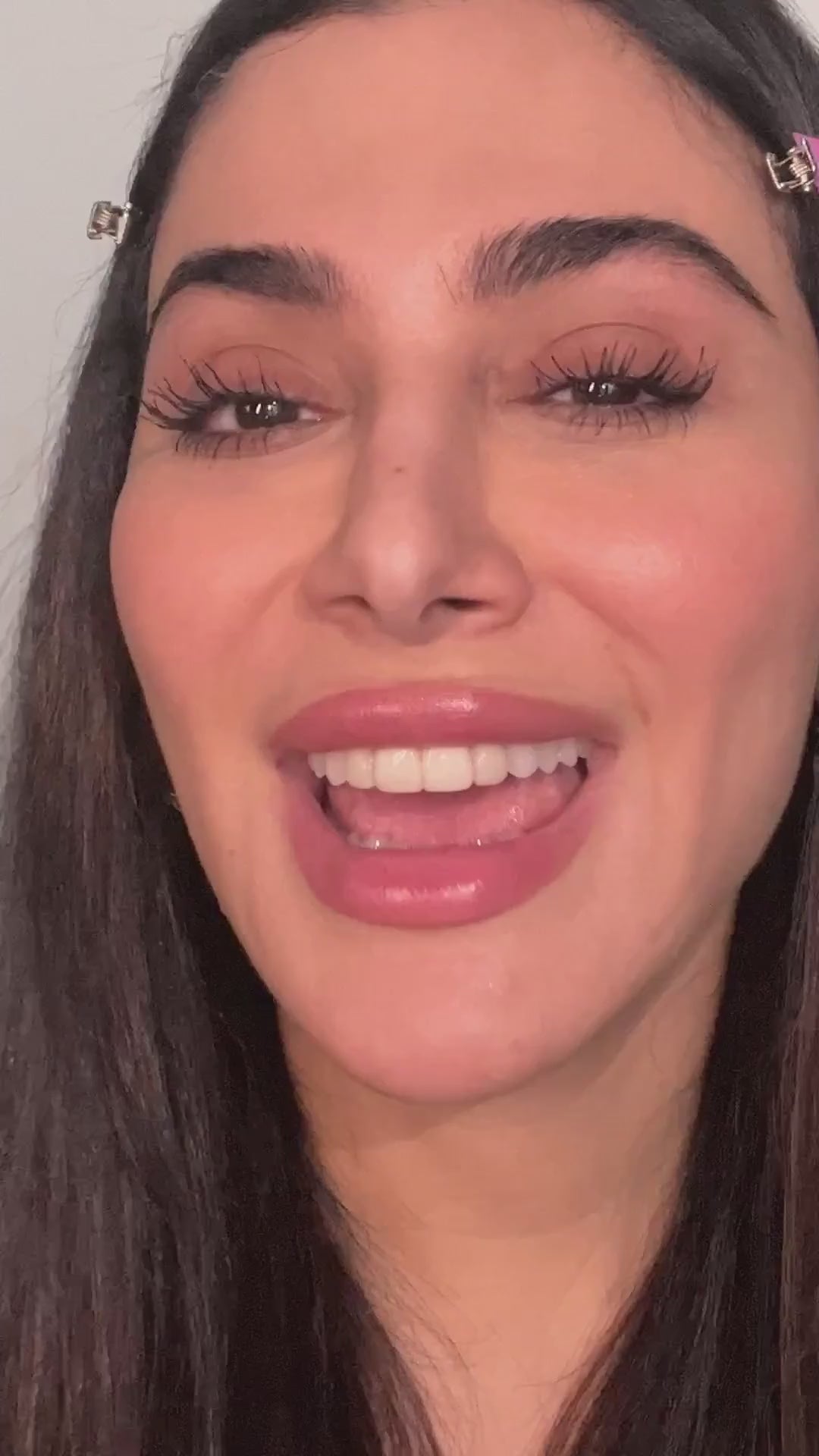 Load video: Huda Beauty 1 Coat WOW! Extra Volumising & Lifting Mascara